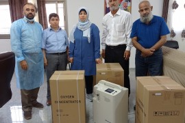 اللجنة الشعبية لخدمات مخيم عين بيت الماء تتسلم اجهزة طبية مقدمة من دائرة شؤون اللاجئين