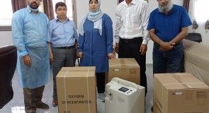 اللجنة الشعبية لخدمات مخيم عين بيت الماء تتسلم اجهزة طبية مقدمة من دائرة شؤون اللاجئين